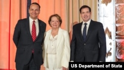 卢比奥国务卿在佛罗里达迈阿密市比尔特莫尔酒店举行的瓦文萨团结奖颁奖典礼上,与波兰外交部长拉多斯瓦夫·西科尔斯基(左)和贝尔塔·索莱尔的代表伊尔玛·桑托斯·德·马斯合影。(2025年9月2日)