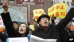 议员朴宣映(左)和牧师彼得•张参加在中国驻首尔使馆附近的集会,呼吁北京不要遣 返朝鲜难民。