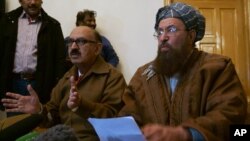 Trưởng đoàn thương thuyết của chính phủ Pakistan Irfan Sadiqui (trái) nói chuyện tại một cuộc họp báo