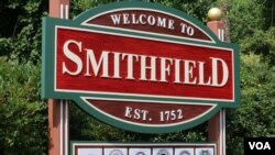 小镇招牌(美国之音龚小夏拍摄)