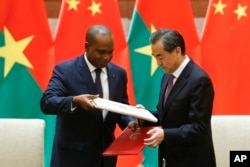 中国外长王毅和布基纳法索外长巴里在北京参加签字仪式,恢复两国外交关系(2018年5月26日)