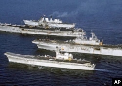 个头不同:(从前至后)西班牙阿斯图里亚斯亲王号航母、美国黄蜂级两栖攻击舰、美国福莱斯特级航母(现已退役)、英国无敌级轻型航母