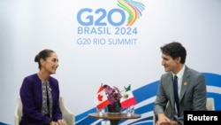 资料图 - 2024 年 11 月 18 日,墨西哥总统 克劳迪娅·辛鲍姆(左)在里约热内卢 G20 峰会期间会见加拿大总理贾斯汀·特鲁多。(墨西哥总统府/路透社供稿)