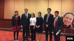 美国国会暨行政当局中国委员会主席鲁比奥与中国维权人士家属合照 (美国之音/李逸华)