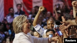 2016年6月7日,民主党总统参选人希拉里·克林顿在加州初选期间在夜间的大会上与她的支持者在一起。