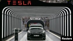 Mobil Tesla yang diproduksi di pabrik Gigafactory Gruenheide di Jerman (foto: ilustrasi).