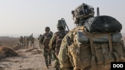 资料照片:美国特种作战部队在阿富汗坎大哈省巡逻(2014年1月1日)