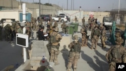 2021 年 8 月 20 日星期五,英国和美国军方成员正在将人们从阿富汗喀布尔撤离。(国防部通过美联社)