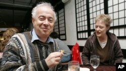 来自加州比佛利山庄的戴维•加德纳和妻子莫琳圣诞节在纽约一家符合犹太洁食的中餐馆“一等锅”(Edsen Wok)用餐。(资料照)