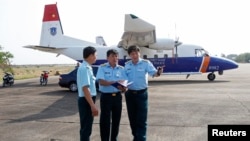 Phó tham mưu Quân chủng phòng không Đỗ Đức Minh (phải) đứng trước một máy bay tìm kiếm cứu hộ CASA 212 chỉ đạo nhân viên tìm kiếm chuyến bay Malaysia Airlines MH370 mất tích năm 2014. Chiếc máy bay CASA-212 vừa bị rơi thuộc về lực lượng cứu hộ cứu nạn quốc gia Việt Nam.