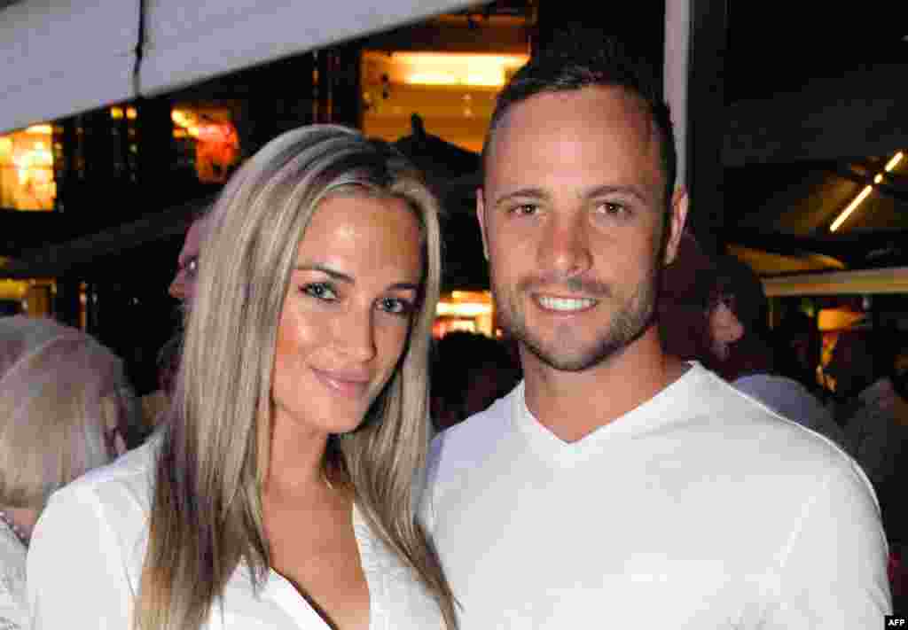 Oscar Pistorius chụp hình chung với bạn gái Reeva Steenkamp tại Johannesburg, ngày 26/1/2013.