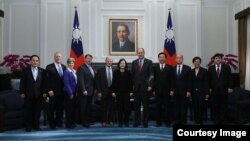 台湾总统蔡英文在总统府会见到访的美国参议院“台湾连线”共同主席殷霍夫等美国国会议员(2018年2月21日,台湾总统府照片)
