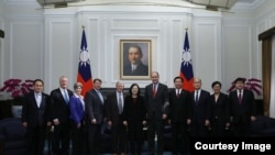台湾总统蔡英文在总统府会见到访的美国参议院“台湾连线”共同主席殷霍夫等美国国会议员(2018年2月21日,台湾总统府照片)