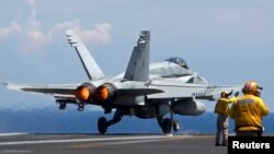 Máy bay chiến đấu F/A 18 của Hải quân Mỹ cất cánh từ tàu sân bay USS Nimitz ở Biển Đông.