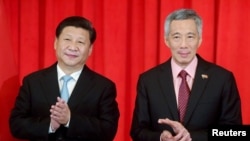 中国主席习近平和新加坡总理李显龙在两国谅解备忘录签字仪式上鼓掌(2015年11月7日)