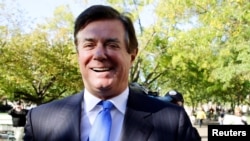 Paul Manafort rời tòa án khu vực liên bang sau phiên nghe luận cứ trong những cáo buộc đầu tiên bắt nguồn từ cuộc điều tra của công tố viên đặc biệt điều tra sự can thiệp của Nga vào cuộc bầu cử tổng thống năm 2016 ở Washington, ngày 30 tháng 10, 2017.