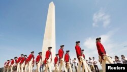 Ban quân nhạc Fife and Drum Corps biểu diễn trong buổi lễ mở cửa lại Đài Tưởng niệm Washington tại thủ đô Hoa Kỳ, 12/5/14.