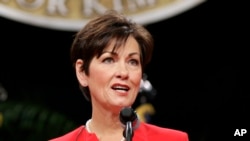 爱奥华州副州长金·雷诺兹在宣誓就职后发表谈话(2015年1月16日)