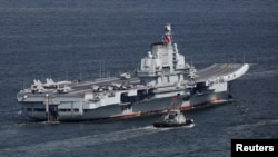 中国第一艘航空母舰“辽宁号”2017年7月7日早晨抵达香港。