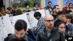 排队在纽约布鲁克林一处投票站准备投票的选民。(2016年11月8日)