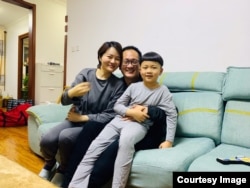 2020年4月27日,中国人权律师王全璋从山东济南返回北京家中与妻子李文足和7岁儿子泉泉团圆。这是他近五年中首次与妻儿亲近相依。(图片由王峭岭拍摄提供)