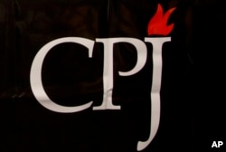 Logo Komite Perlindungan Jurnalis (CPJ) tampak di sebuah spanduk dalam konferensi pers di Brussels, 29 September 2015.