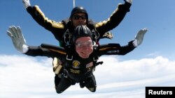 Cựu Tổng thống Mỹ George H.W. Bush (dưới) kỷ niệm sinh nhật lần thứ 85 của mình bằng pha nhảy dù song song với Michael Elliott của đội nhảy dù Golden Knight ở Kennebunkport, bang Maine (ảnh tư liệu ngày 12/6/2009).