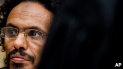 Ahmad Al Faqi Al Mahdi ngồi đợi ở phòng xử án trong buổi hầu tòa đầu tiên ở Tòa án Hình sự Quốc tế ở La Haye, Hà Lan. (Ảnh tư liệu)