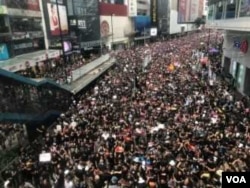 6.16 黑色反送中大游行起步,游行人士挤满铜锣湾的主要行车路(美国之音汤惠芸摄)