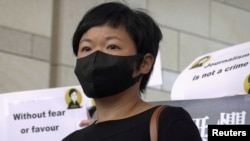 香港获奖记者蔡玉玲在法庭外会见记者。(2021年4月22日)