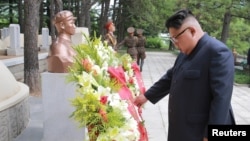 朝鲜领导人金正恩前往中国志愿军墓地参观并向朝鲜战争中牺牲的毛泽东之子毛岸英墓地献花默哀。(2018年7月27日)