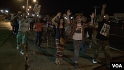 晚间的抗议活动基本平和,抗议人数逐渐减少。(美国之音杨晨拍摄)