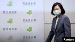 资料照片:台湾总统、民进党人蔡英文在地方选举当天进入台北的记者会会场。(2022年11月26日)