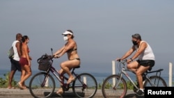 巴西里约热内卢的民众骑自行车在户外活动(路透社2020年6月12日)