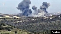 以色列军方2024年1月8日提供的以军袭击黎巴嫩真主党目标的视频截图。