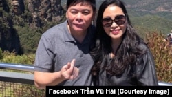 Luật sư Trần Vũ Hải và vợ.