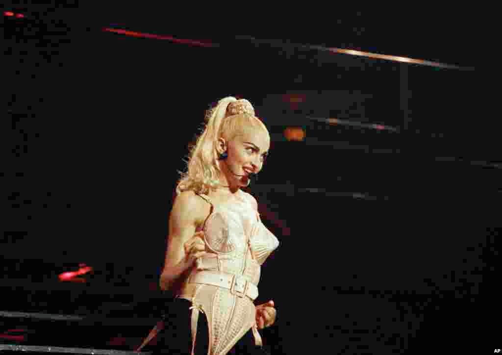 美国歌星麦当娜在菲律宾演唱（1990年）。美国《福布斯》杂志5月17日公布《美国白手起家最富女人财富榜》， 麦当娜名列第32，估计拥有资产5.8亿美元。歌星席琳&middot;迪昂、芭芭拉&middot;史翠珊和碧昂丝也上了这个榜，位居麦当娜和泰勒&middot;斯威夫特之间。加拿大歌星席琳&middot;迪昂的钱主要是在美国挣的，所以被列入美国人财富榜。