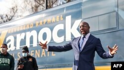 资料照:佐治亚州民主党联邦参议员候选人沃尔纳克 (Raphael Warnock) 1月5日对支持者讲话。