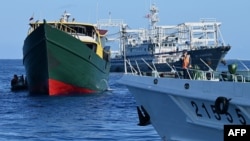 资料照:菲律宾补给船尤娜扎-五月4号艇(左边 Unaizah May 4,UM4)在南中国海托马斯浅滩海域执行运送供给任务时与中国海岸警卫队船只和中国渔民民兵船只发生冲突。(2024年3月5日)