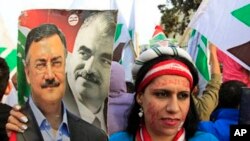 Người dân biểu tình phản đối ông Assad. (AP Photo/Bilal Hussein)