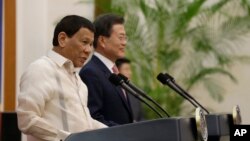 Tổng thống Philippines Rodrigo Duterte (trái) và Tổng thống Hàn Quốc Moon Jae-in tại cuộc họp báo ở Dinh Ngói Xanh, Seoul, ngày 4/6/2018.