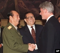 1998年6月27日,中国主席江泽民在北京的国宴之前向美国总统克林顿介绍中共军委副主席张万年上将。