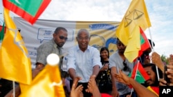 马尔代夫当选总统萨利赫(中)与他的支持者们握手 (2018年9月24日)