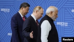 左起:中国领导人习近平、俄罗斯总统普京和印度总理莫迪在俄罗斯喀山出席金砖国家峰会。(2024年10月22日)