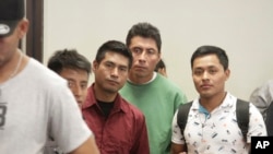 2019年4月2日,来自危地马拉的寻求庇护者在德克萨斯州埃尔帕索等待登上一辆灰狗巴士。