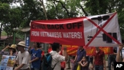 越南抗议者在中国驻河内大使馆前示威,抗议中国在有争议海域部署钻井平台。(2014年5月11日)