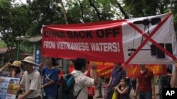 Biểu tình phản đối giàn khoan HD-981 bên ngoài Ðại sứ quán Trung Quốc tại Hà Nội, ngày 11/5/2014.