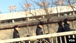 1月10日,北京国家信访局外面的警察。(美国之音叶兵拍摄)
