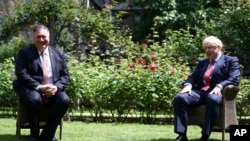 2020年7月21日，英国首相鲍里斯•约翰逊欢迎来访的美国国务卿蓬佩奥。