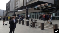 新西兰媒体守候在法庭外等待案子审理的消息(2019年3月16日)